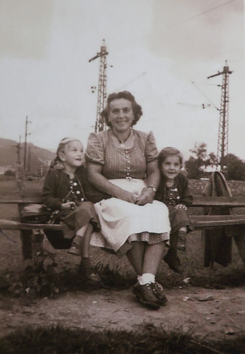 Die kleine Helga (rechts) mit ihrer Mutter Stefanie und ihrer Schwester Renate. Philipp Steurer