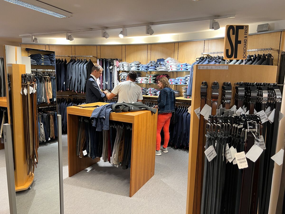Die Kunden ließen sich von den aktuellen Modetrends inspirieren.