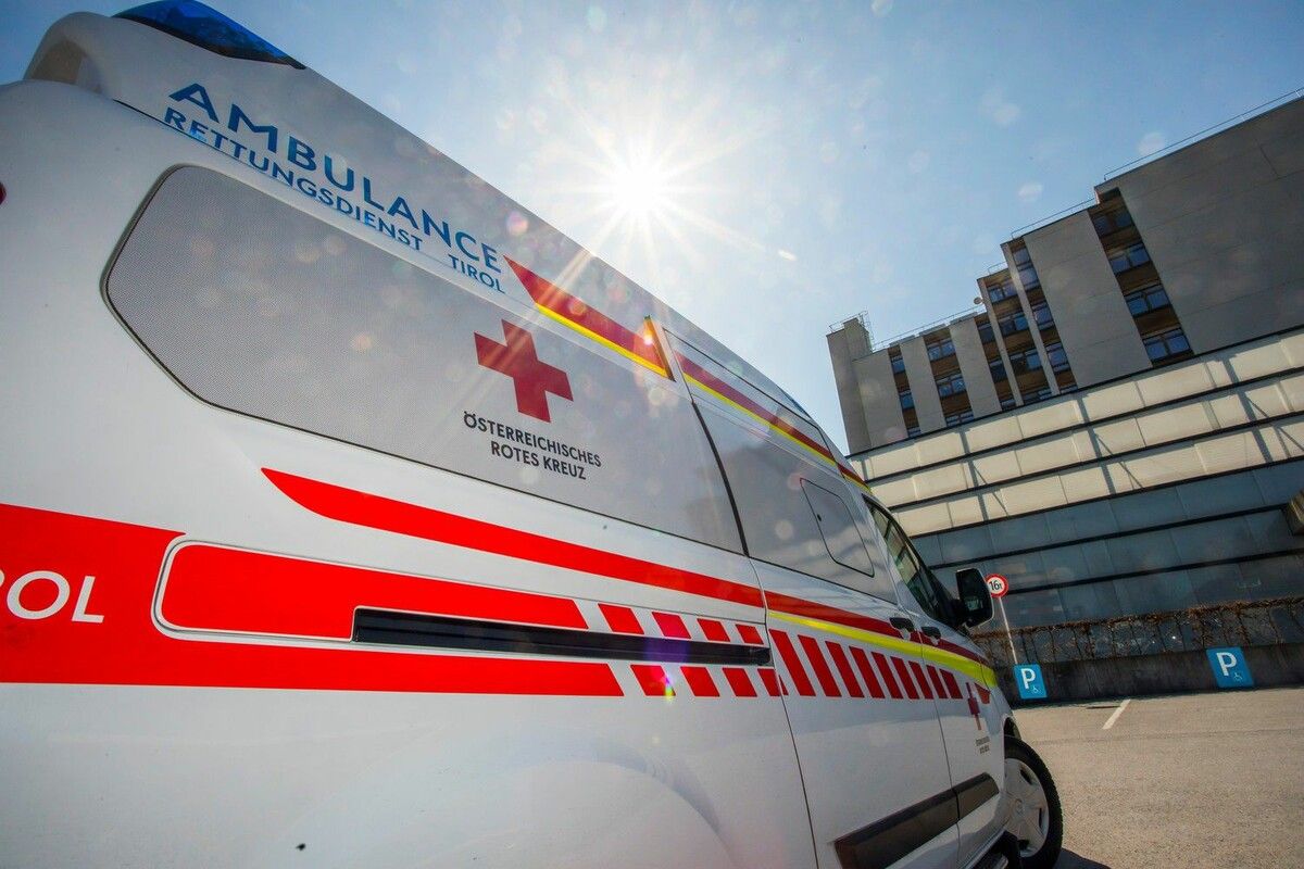 Die leicht verletzte Autofahrerin wurde mit einem Rettungsfahrzeug ins Landeskrankenhaus Feldkirch gebracht.symbol/vn