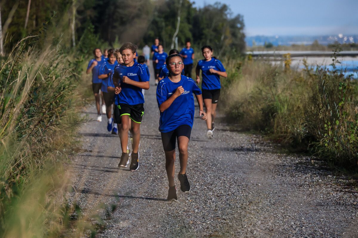 Die Mädchen und Burschen der 2a-Klasse der Sportmittelschule Bregenz-Schendlingen bereiten sich im Sportunterricht auf ihren Einsatz beim Sparkasse-Kindermarathon vor.Steurer