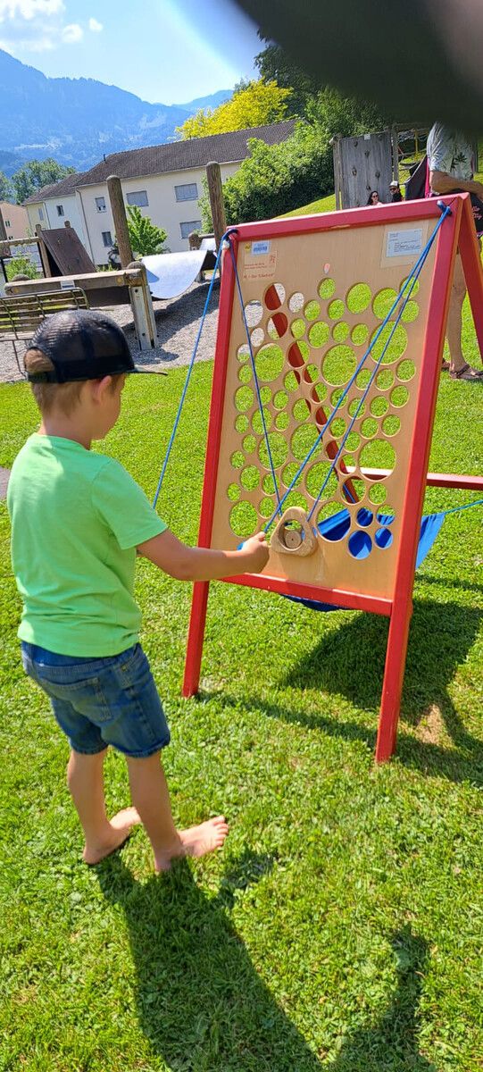 Die Mitarbeiter der Stiftung Jupident kommen Kindern in Betreuungseinrichtungen buchstäblich entgegen. VLK/Serra