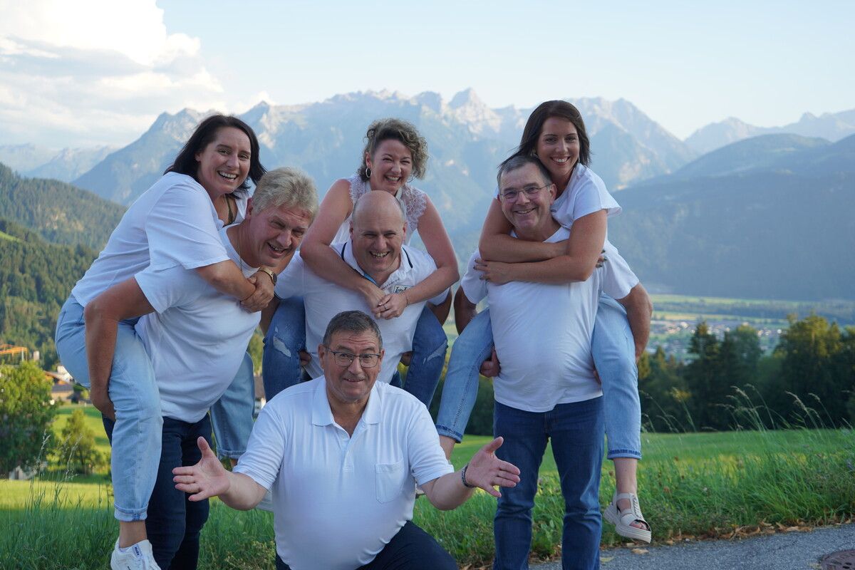 Die Mitglieder der Theatergruppe Thüringerberg freuen sich auf die Premiere.hab