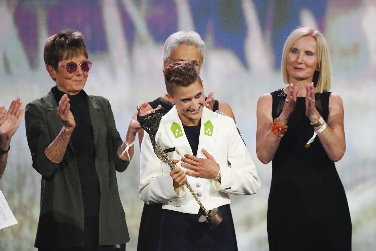 Die Rekordsiegerin Annemarie Moser-Pröll (links) applaudiert ebenso wie Ski-Austria-Präsidentin Roswitha Stadlober Österreichs Sportlerin des Jahres: Vorarlbergs Skisprung-Ass Eva Pinkelnig.apa