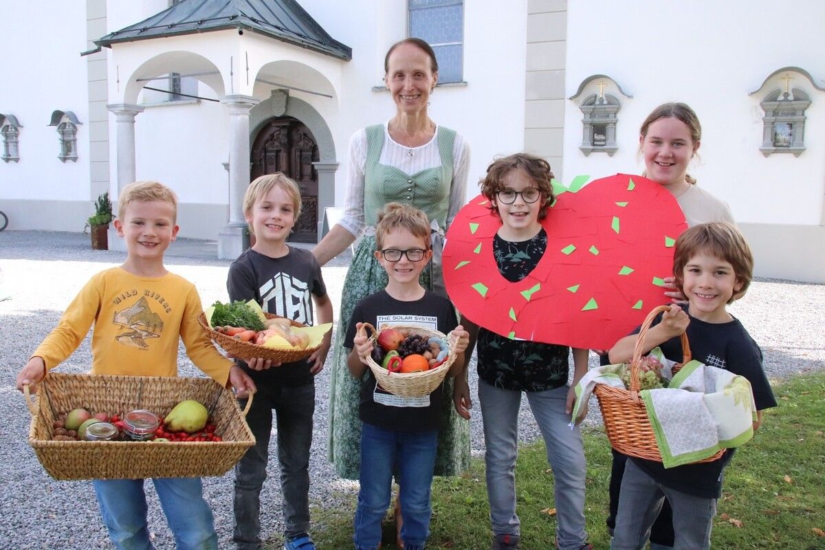 Die Religionslehrerin Marlies Sohm mit Jakob, Peter, Linus, Theo, Paula und Tim. WAM