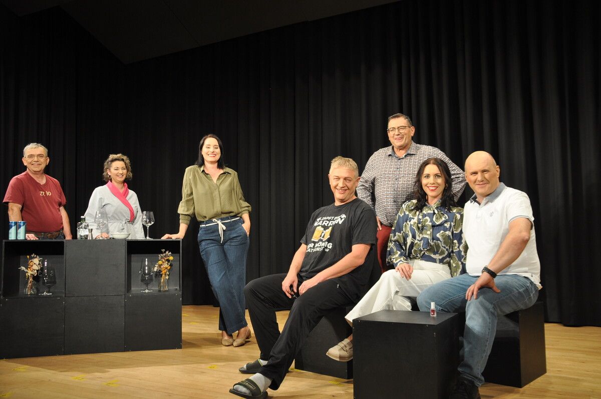Die Schauspieler Werner Rinderer, Simone Pfister, Christine Pfister, Michael Hartmann, Willi Müller, Karin Pfister und Harald Kaufmann.hab(2)