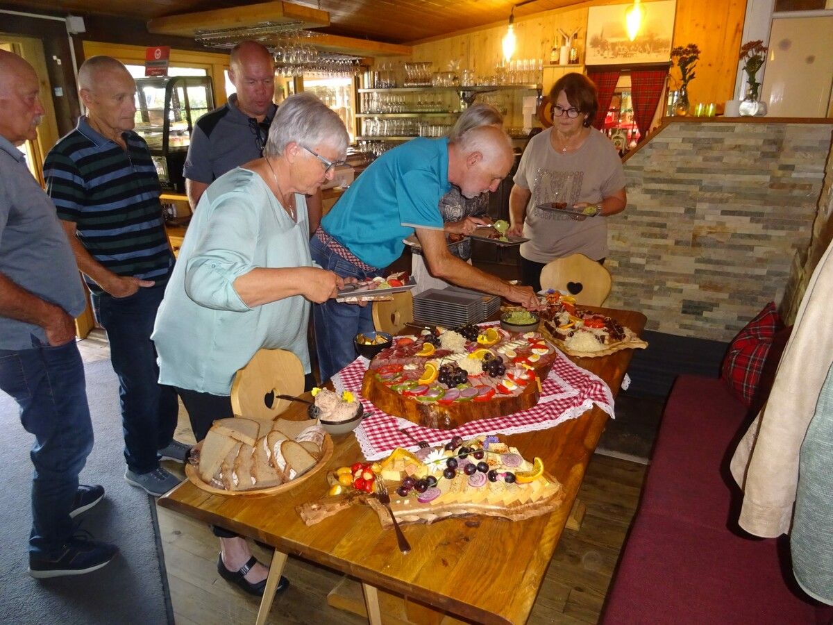 Die „Schlacht“ am Heurigen-Buffet. 50plus Altach