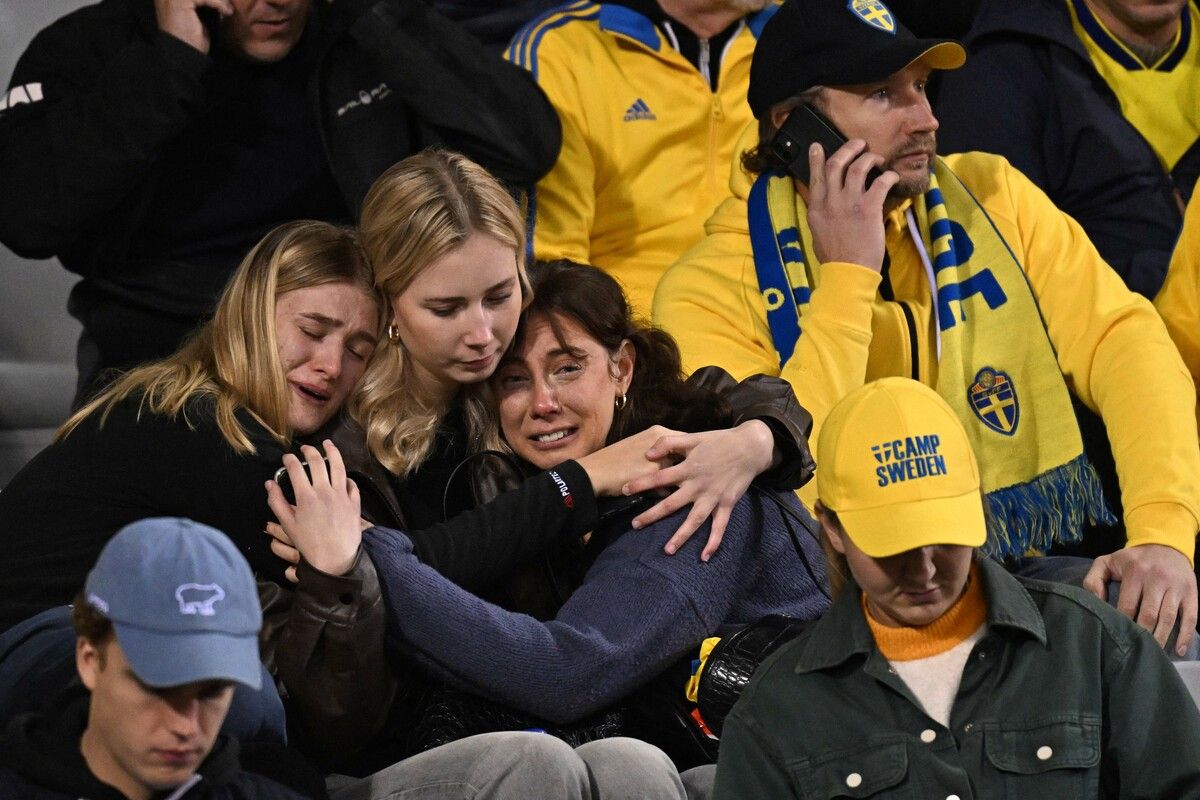 Die schwedischen Fans trösteten sich in der Halbzeit gegenseitig.Apa