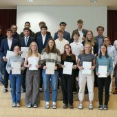 Schüler erhalten Zertifikate
