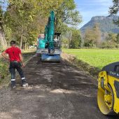 Besonderer Asphalt wird aufgebracht