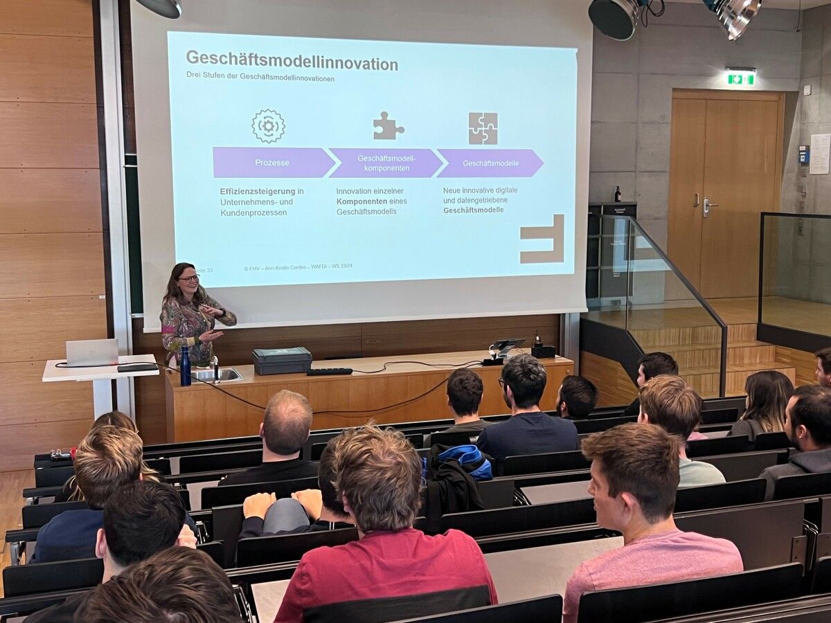 Die Studierenden der FHV profitieren vom Wissen der Expertin. Ann-Kristin Cordes (2), FHV/Preißinger (2)