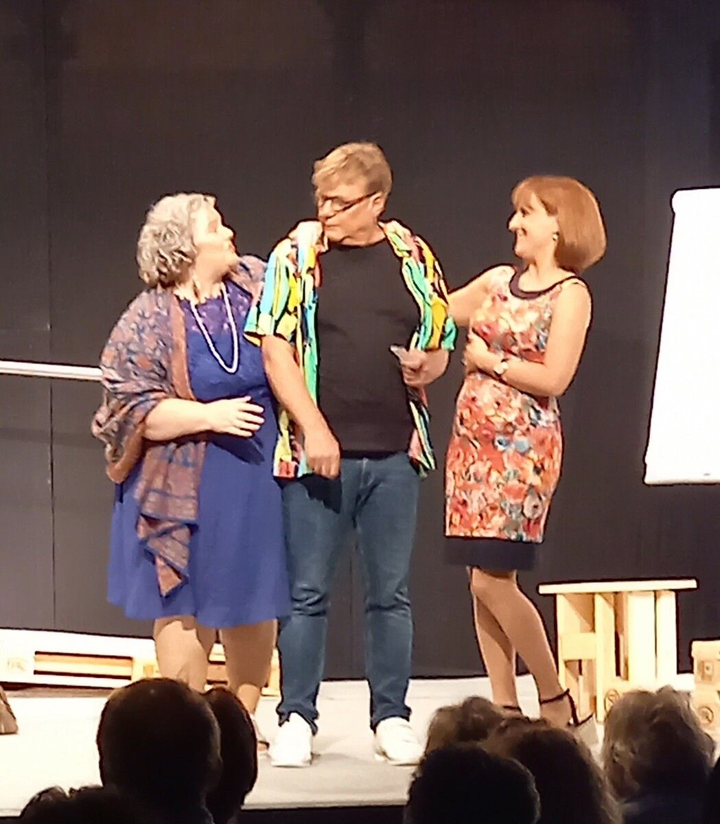 Die Theatergruppe Grenzenlos zeigt „Nein zum Geld“ im Pfarrzentrum Höchst.Theatergruppe Grenzenlos