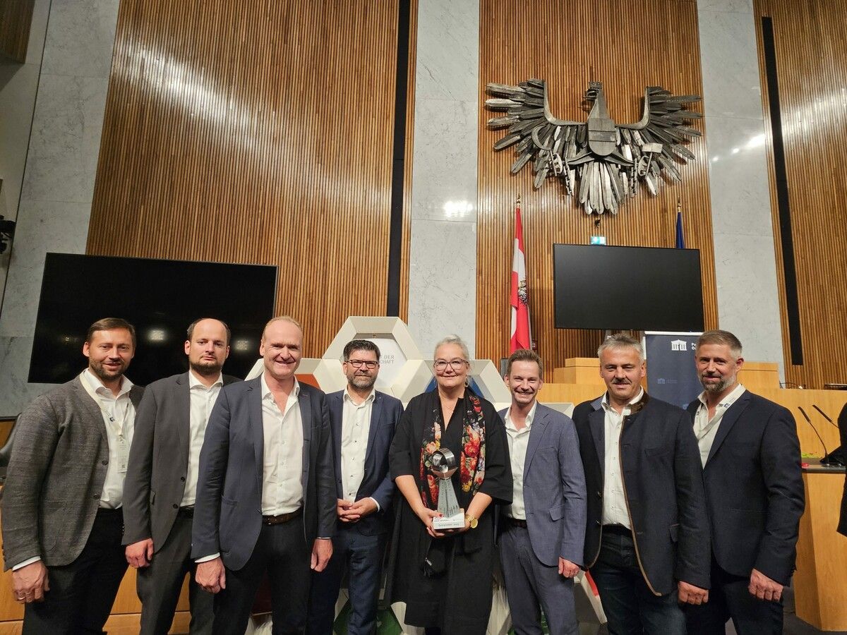 Die Vorderwälder Bürgermeister Ulrich Schmelzenbach, Egmont Schwärzler, Guido Flatz, Gerhard Beer, Philipp Fasser, Martin Bereuter und Thomas Konrad freuen sich zusammen mit Ida Bals über die gemeinsame qualitätsvolle Schulverpflegung.ME (2)