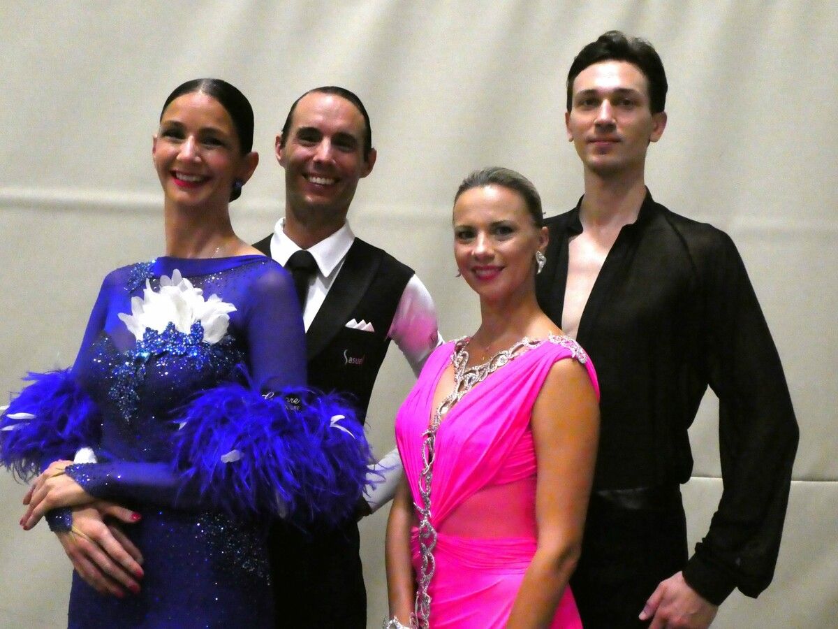Die zwei Siegerpaare Oksana und Serhii sowie Eleonora und Rene.TSC Blau-Gold