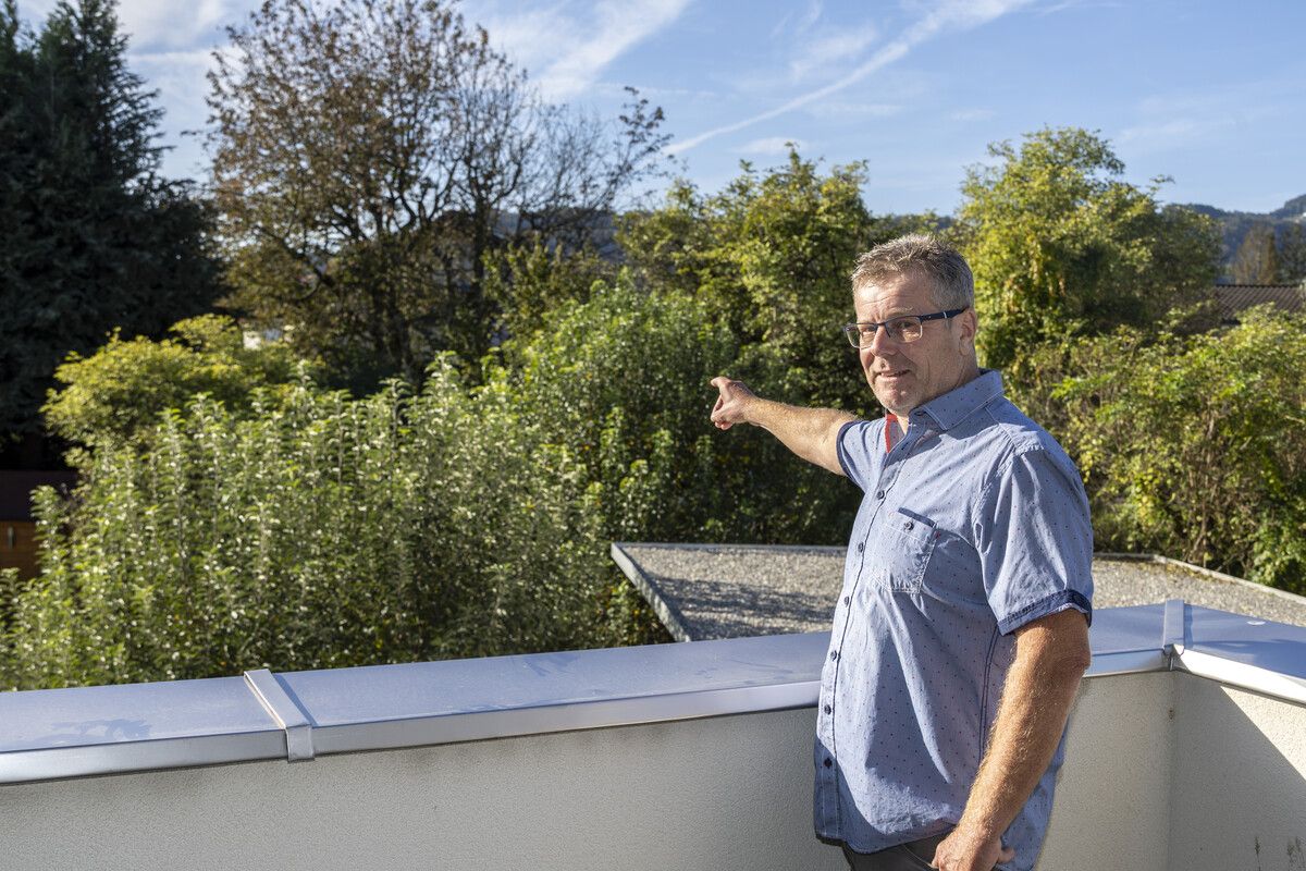 Edgar Gehrer zeigt auf einen Flecken vermeintlich unberührter Natur. Doch dahinter sorgt die Autobahn für immer stärker werdenden Lärm. VN/Paulitsch