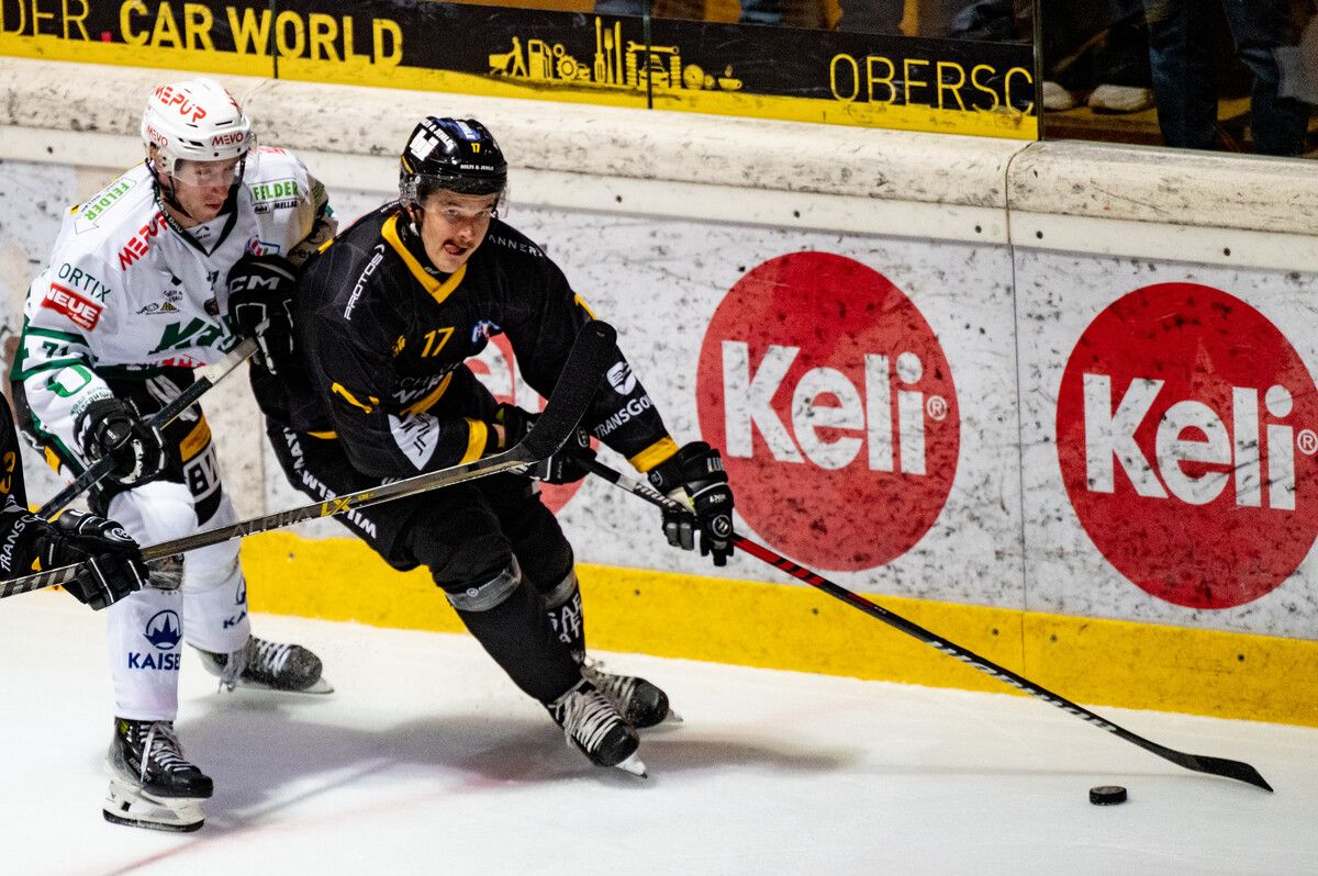 EHC-Angreifer Max Wennlund ließ sich von Kai Fässler nicht stoppen.Serra