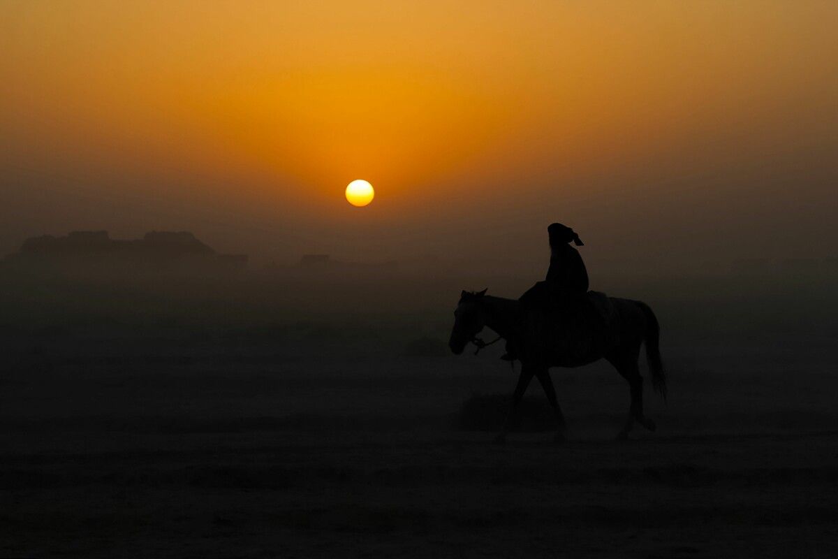 Ein afghanischer Mann reitet in den Sonnenuntergang. Ein wenig Idylle im vom Erdbeben schwer getroffenen Land. AFP