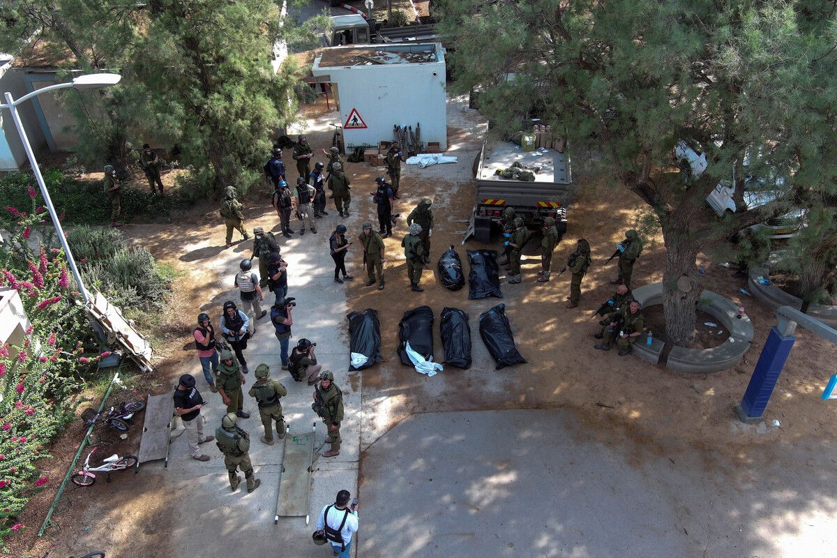 Ein Blick von oben auf das israelische Dorf Kfar Aza: Durch Angriffe der Hamas verloren dort zahllose Menschen ihr Leben.Reuters