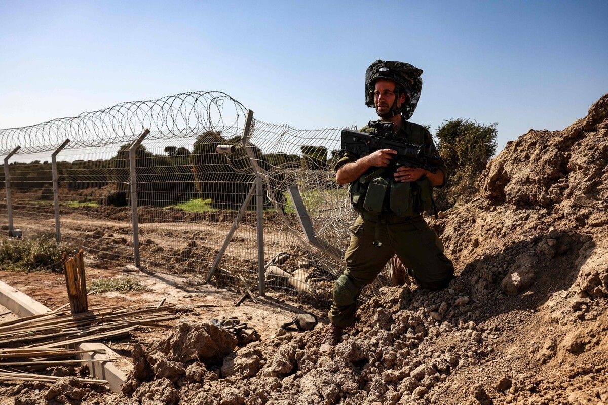 Ein israelischer Soldat außerhalb des Kibbuz Be‘eri. AFP