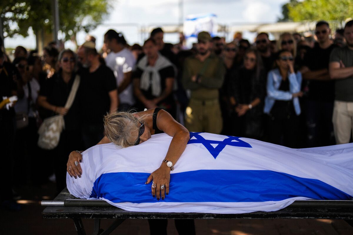 Eine Frau weint in Kfar Saba um ihren beim Musikfestival getöteten Sohn. AP