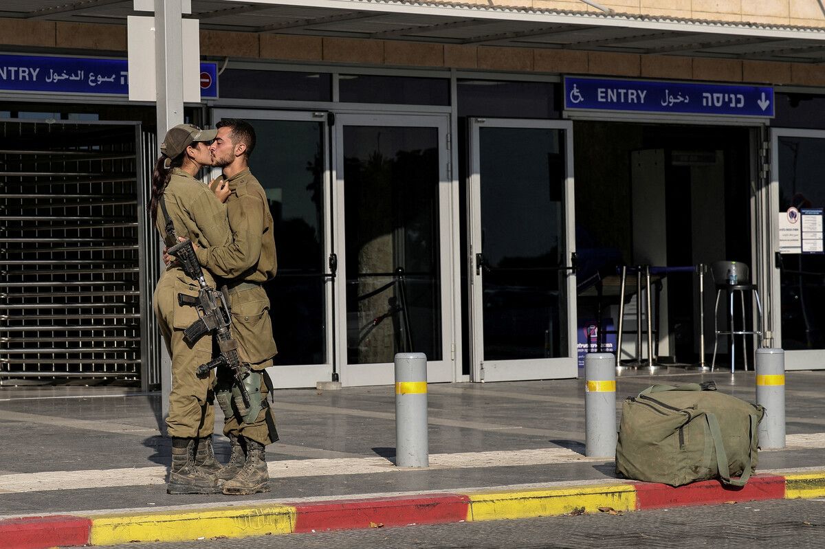 Einen Kuss im Krieg gönnen sich diese beiden israelischen Soldaten am Bahnhof von Aschkelon.Reuters