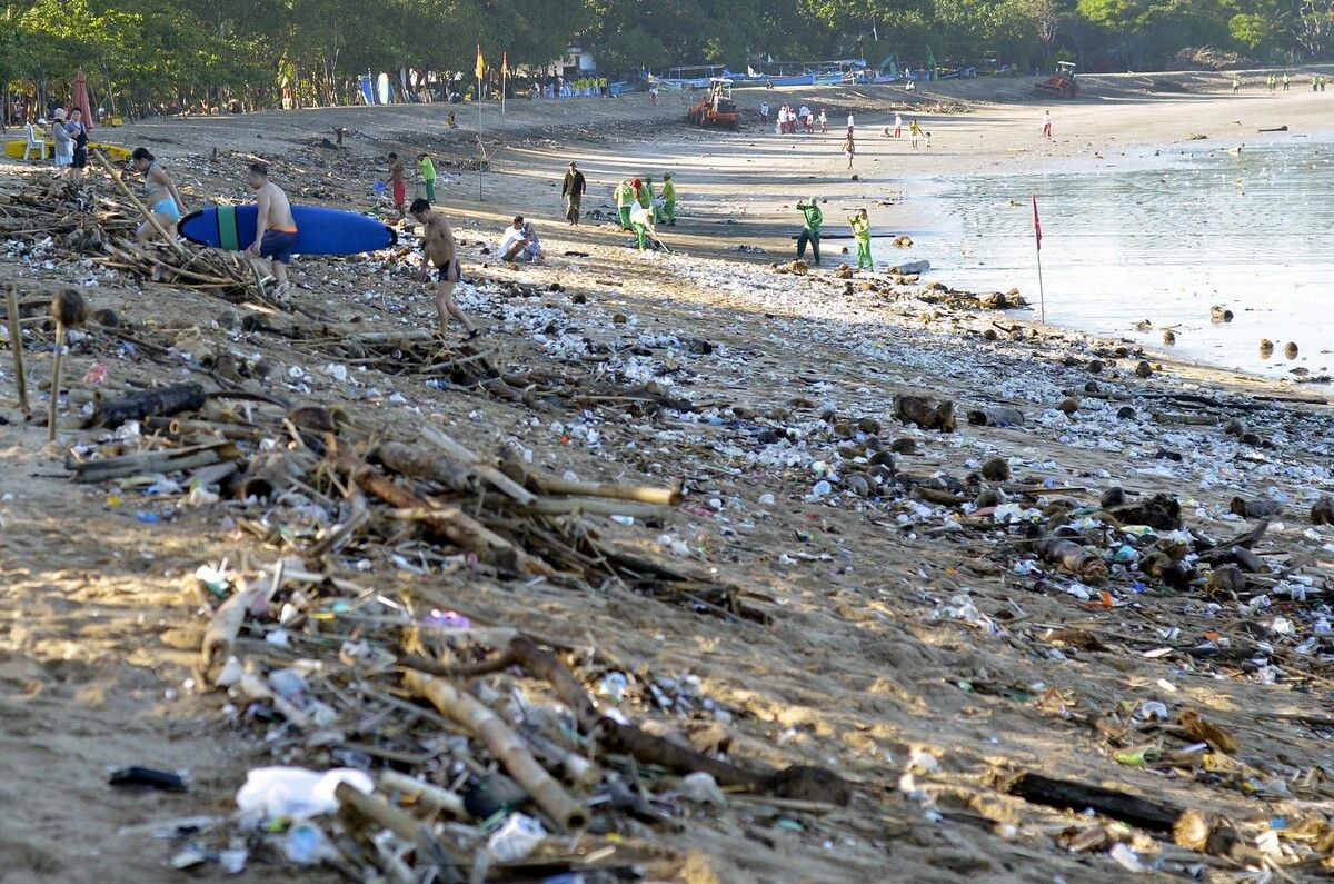 Eines der größten Probleme auf Bali sind die vermüllten Strände. Reuters