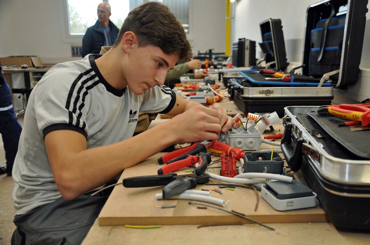 Einige der PTS-Schüler versuchten sich im Fach Elektronik.lcf (3)
