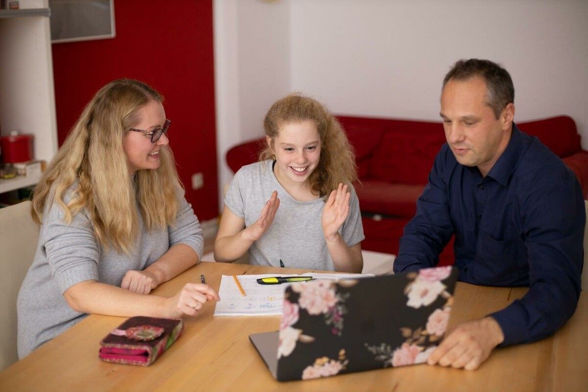 Eltern und Kinder bekommen eine virtuelle Beratung. unsplash