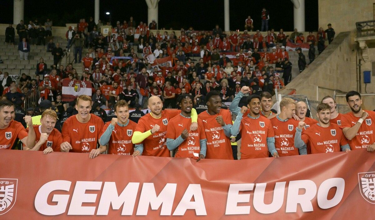 Erst feierten Österreichs Spieler gemeinsam mit den Fans im Stadion die EM-Quali, danach war Party in der Kabine angesagt.apa