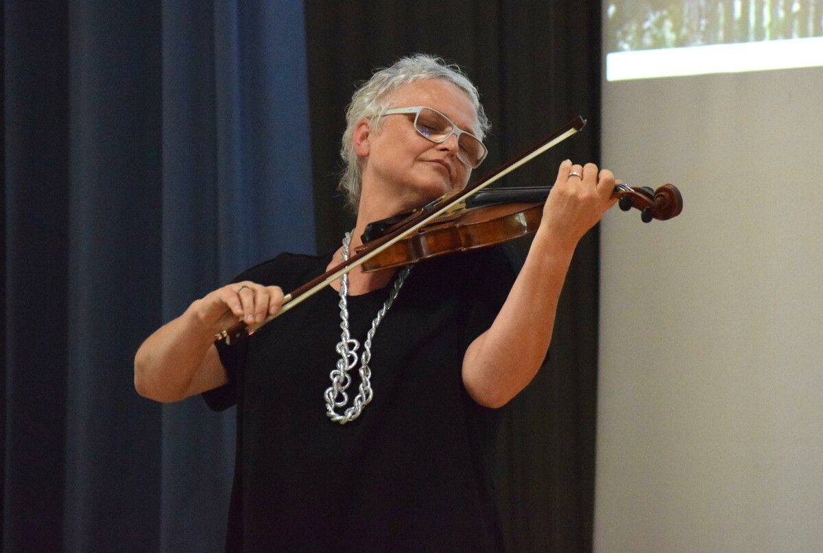 Evelyn Fink-Mennel lockerte das Programm mit einem musikalischen Beitrag auf.