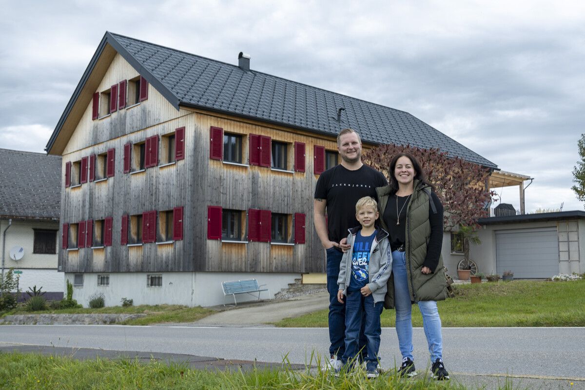 Familie Wiedemann aus Krumbach will ihren Gewinn in eine Photovoltaikanlage und eine Ladestation für Elektroautos investieren. VN/PAULITSCH