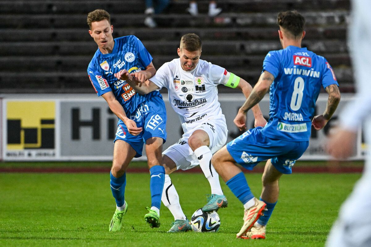 FCD-Aushilfskapitän Sebastian Santin wurde von zwei FAC-Verteidigern in die Zange genommen.Gepa