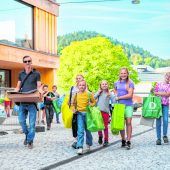 Großer Tag für die Hittisauer Volksschüler: Sie zogen in ihre neue Schule um. »A5
