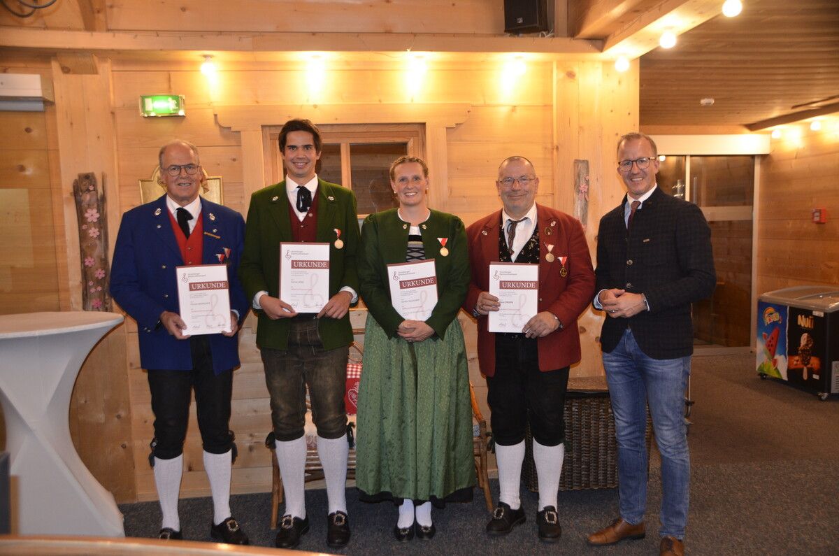 Florian Morscher (Klösterle), Florian Dönz, Sandra Salzgeber (Wald a. A.) und Mario Stroppa (Braz) wurden für ihre langjährigen Mitgliedschaften geehrt.DOB
