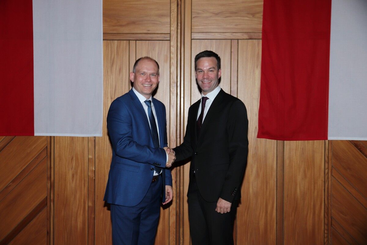Florian Themeßl-Huber (r.) wurde zum neuen Bürgermeister gewählt. Gemeinde
