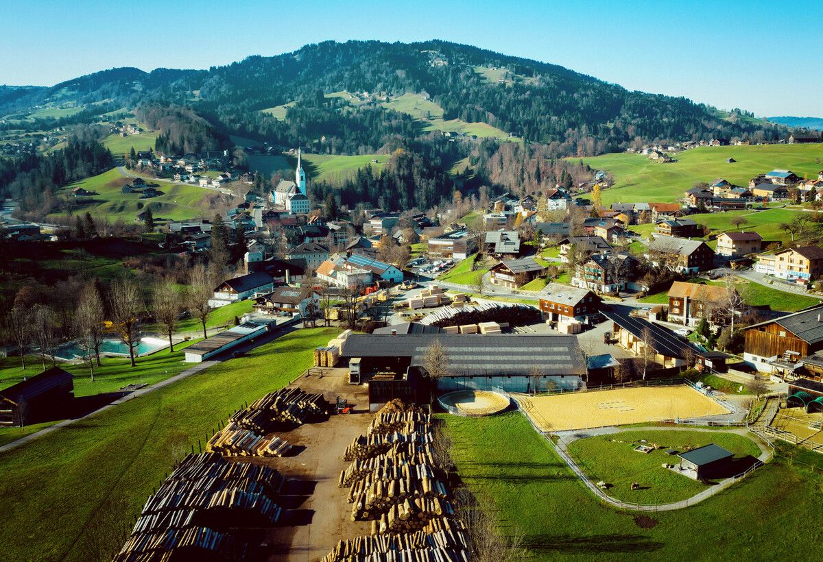 Für das Sutterlüty Holzwerk mitten in Egg ist offenbar kein Platz mehr. FA