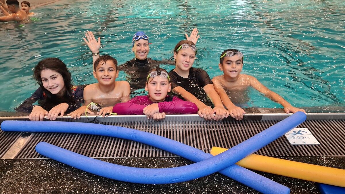 Gemeinsam mit Schwimmtrainerin Nicole Del Missier wurde im Stadtbad Dornbirn fleißig geübt. NAM