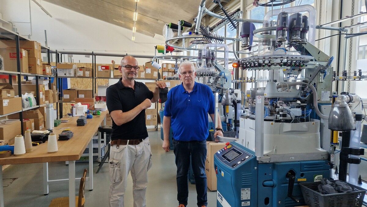 Geschäftsführer Wieland Kinz mit Stricktechniker Günter Taucher, der jahrelanges Textil-Know-how in die Fertigung der plus12socks einbringt. B.Zoppoth/WISTO