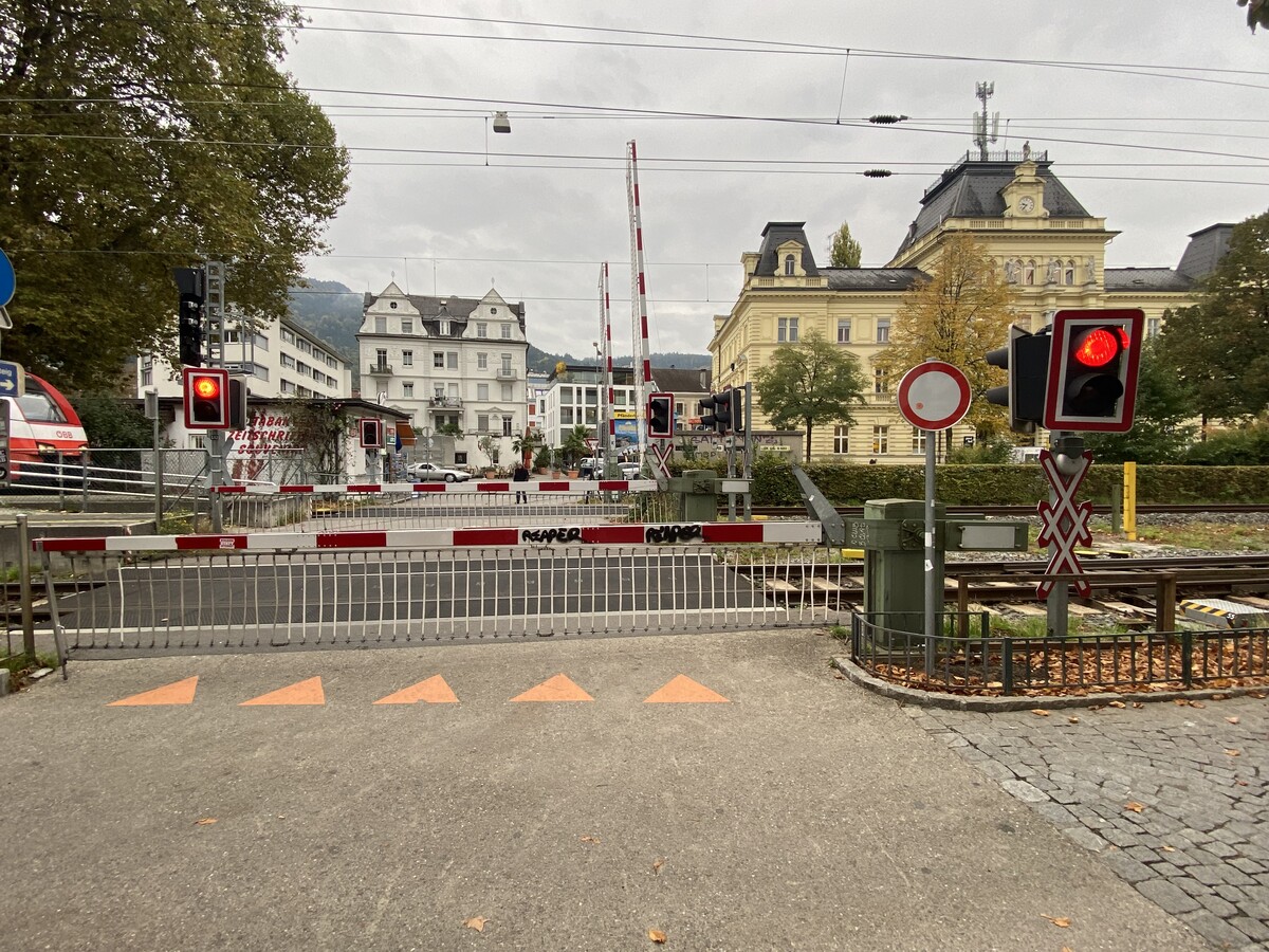 Geschlossene Schranken sind ärgerlich, wenn sie länger als notwendig den Weg versperren. VN/Rauch
