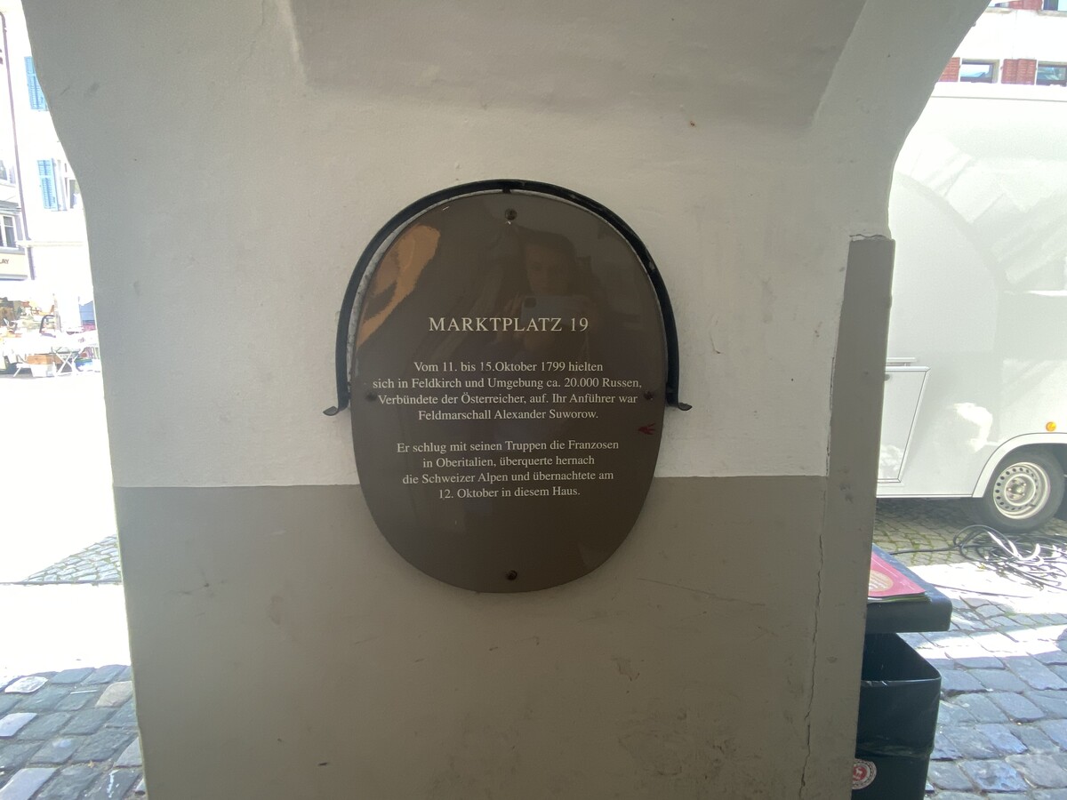 Heute erinnert eine Tafel an Suworows Übernachtung in der Marktgasse 19.
              
              VN/MIH