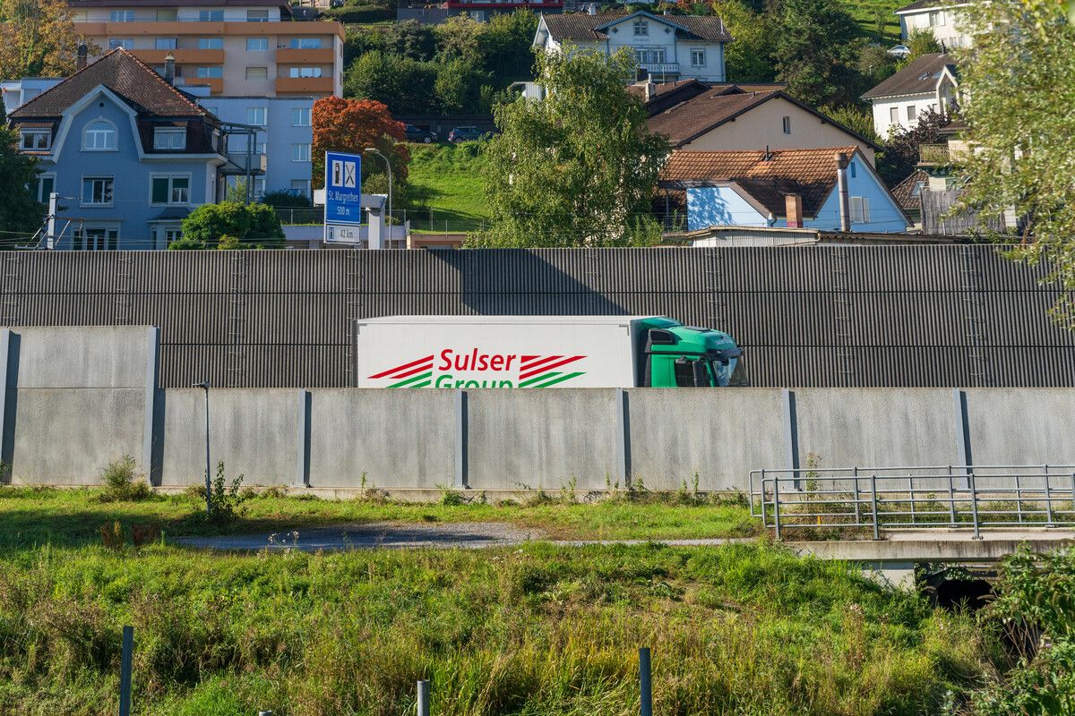 Die ungleich hohen Lärmschutzwände auf Schweizer bzw. österreichischer Seite stechen ins Auge. VN/Stiplovsek