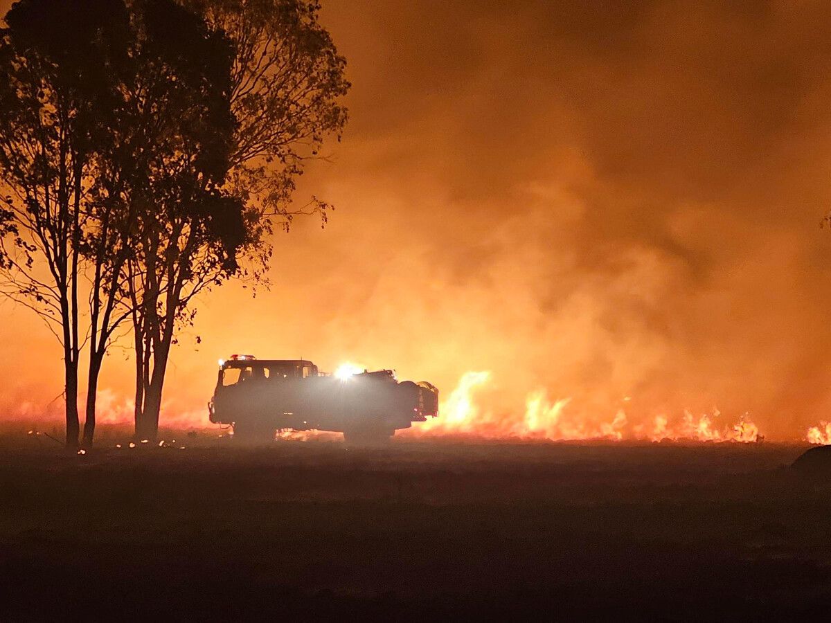 Hohe Temperaturen und starke Winde fachen die Flammen immer wieder an. Reuters