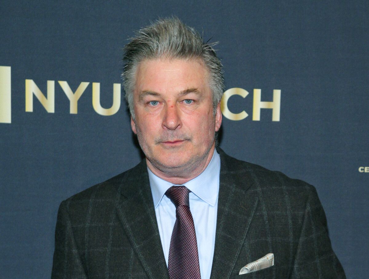 Im April hatte die Staatsanwaltschaft den Vorwurf der fahrlässigen Tötung fallengelassen. Doch jetzt kündigt sie neue Fakten an, die Alec Baldwin angeblich belasten. AP