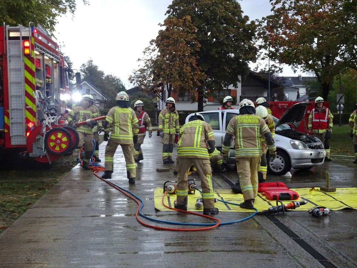 Im Außenbereich wurde eine technische Hilfeleistung nach einem Verkehrsunfall geprobt. cth (4)