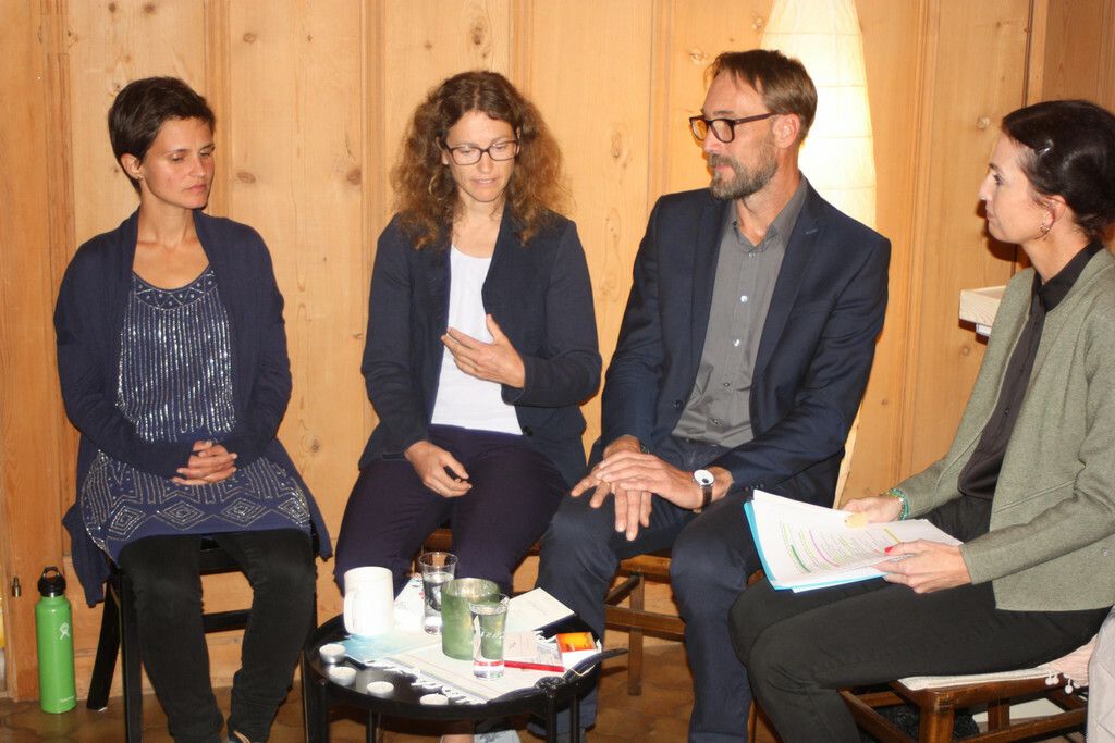 Im Mesnerstüble entfaltete sich eine Diskussionsrunde über das Gedenken an Sternenkinder. vn-tk