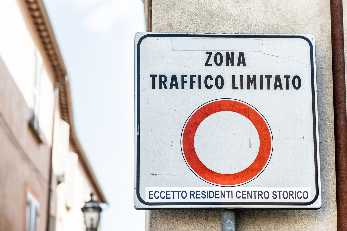 In Italien hat fast jede größere Stadt eine sogenannte „zona traffico limitato“.  Adobe Stock