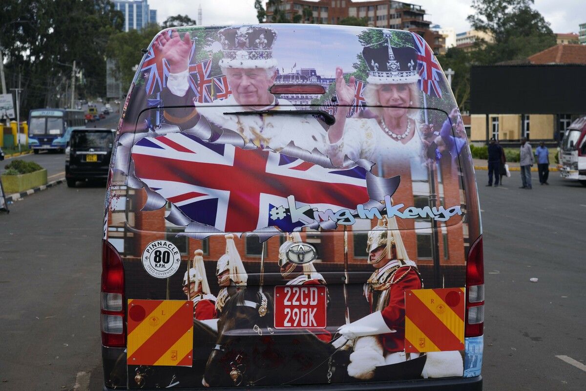 In Nairobi wurden Vans mit Fotos von Charles und Camilla dekoriert. AP