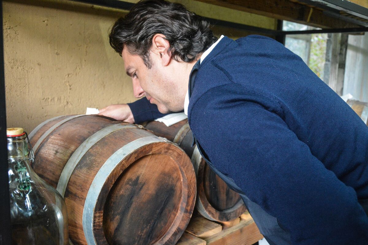 In vielen kleinen Arbeitsschritten wird Aceto Balsamico hergestellt. Dazu zählt auch das tägliche Kontrollieren.
