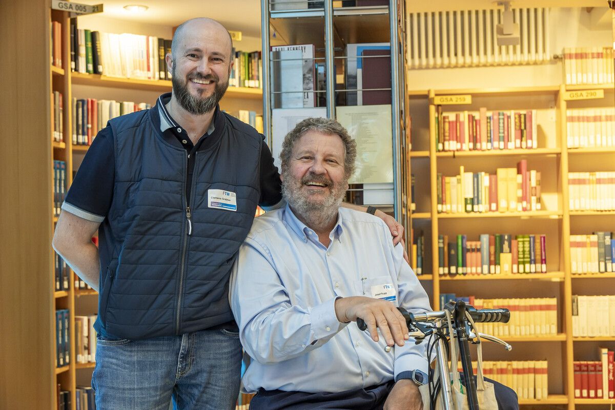 Interessiert: Clemens Grabher (11er) und Käseproduzent Josef Rupp.