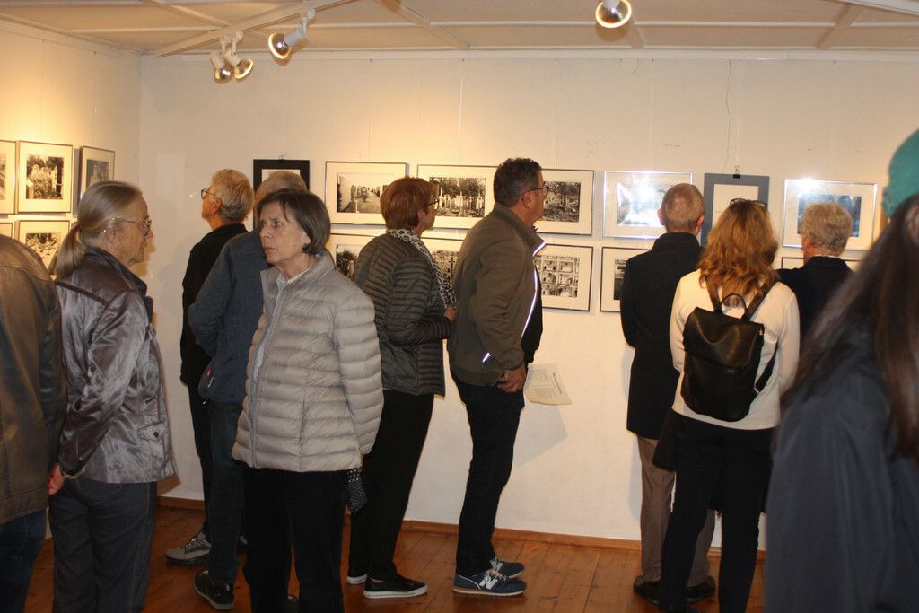 Interessiert verfolgte man die Bilderausstellung von Hans Kohler.