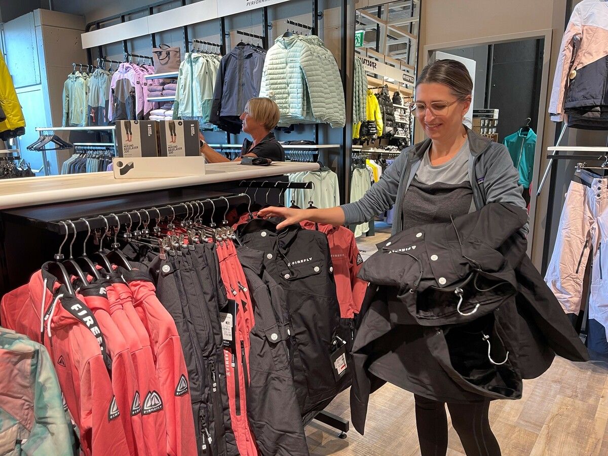 Intersport Der Intersport Fischer Shop in Hohenems eröffnet am Donnerstag mit vielen Eröffnungsangeboten. Der Shop mit einer Verkaufsfläche von 1650 Qaudratmetern liegt gegenüber des Cineplexx. Das Angebot umfasst die Bereiche Ski, Outdoor, Touren, Bike und Fitness. intersport
